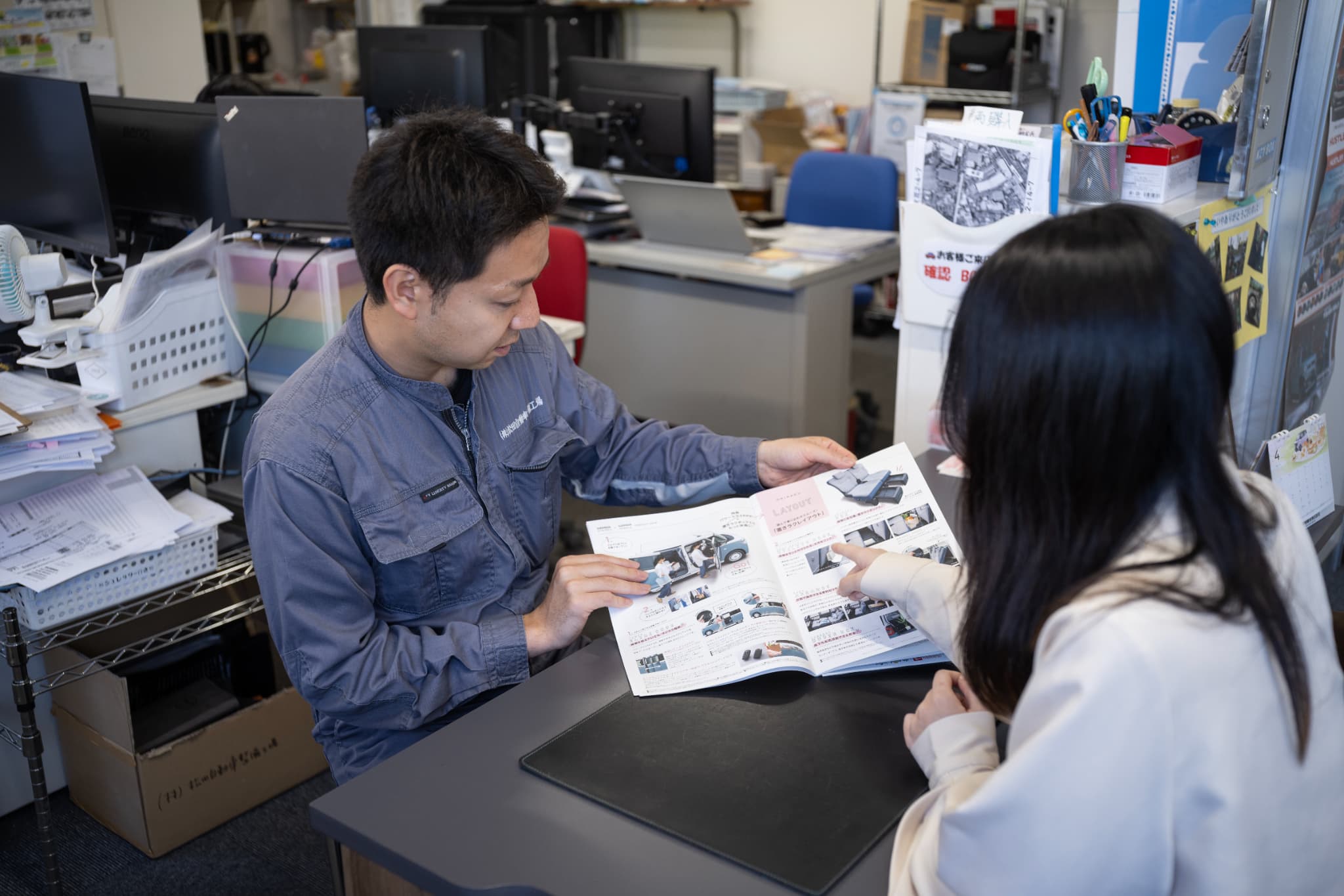 整備士とお客様が話している写真